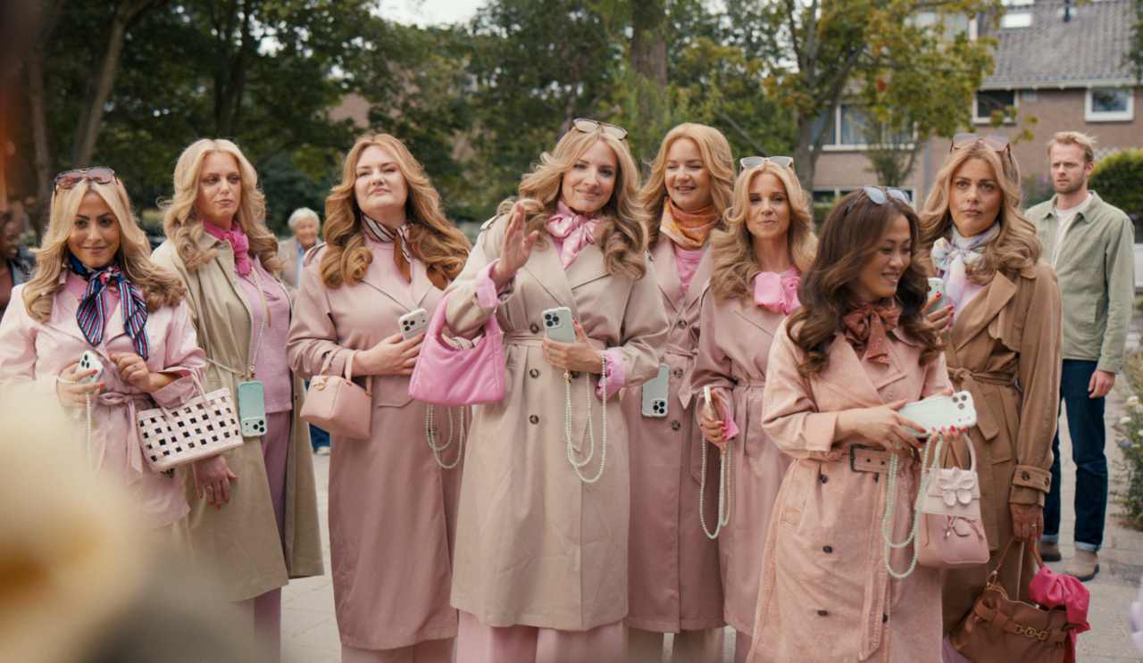 Kruidvat campaign still showing women dressed in similar beige coats and pink scarves, illustrating beauty-feed repetition.
